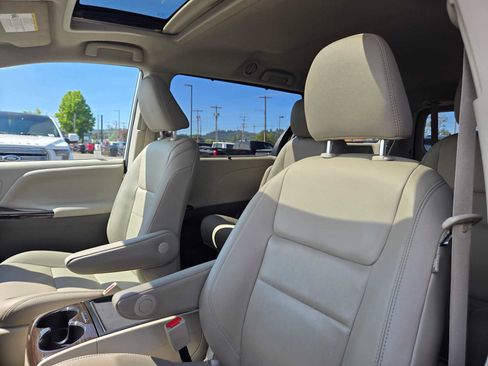 Used 2020 Toyota Sienna XLE w/ XLE Navigation Package AWD/4WD image 24