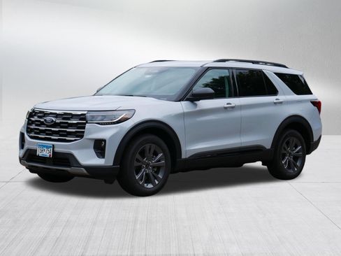 Used 2026 Ford Explorer Active w/ Active Comfort Package AWD/4WD image 3