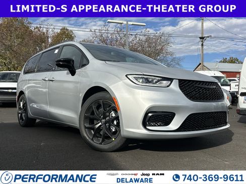 New 2026 Chrysler Pacifica Limited image 1