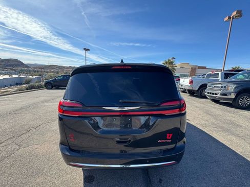 Used 2022 Chrysler Pacifica Limited image 4