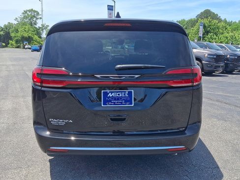 New 2027 Chrysler Pacifica Select FWD image 5