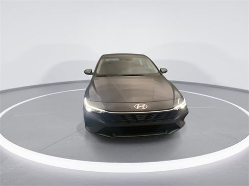Used 2025 Hyundai Elantra SE image 7