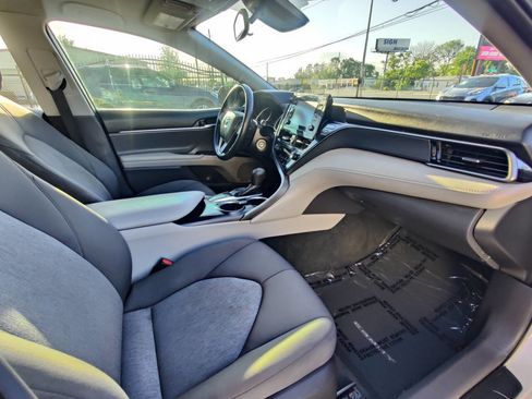 Used 2022 Toyota Camry LE image 9