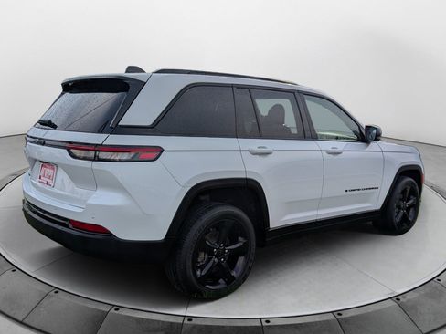 Used 2025 Jeep Grand Cherokee Altitude AWD/4WD image 3