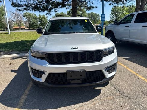 Used 2025 Jeep Grand Cherokee Limited w/ Black Appearance Package AWD/4WD image 4