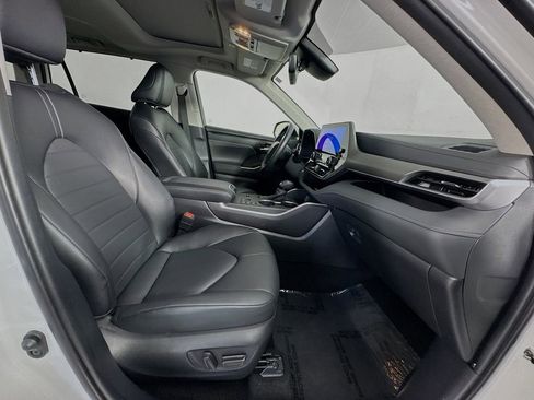 Used 2025 Toyota Highlander XLE AWD/4WD image 34