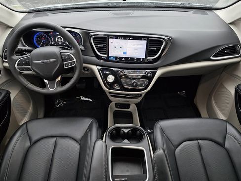 Used 2024 Chrysler Pacifica Touring-L image 10