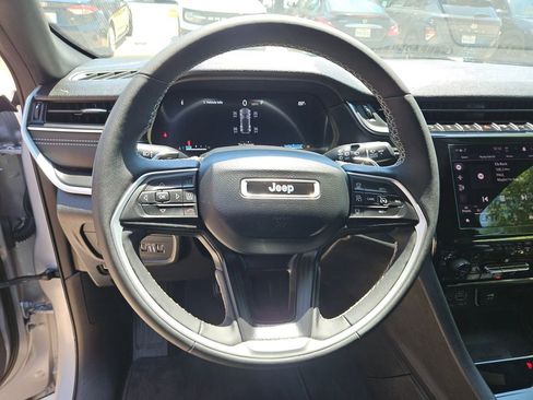 Used 2025 Jeep Grand Cherokee Altitude AWD/4WD image 18