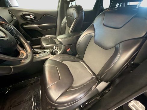 Used 2020 Jeep Cherokee Latitude Plus image 11