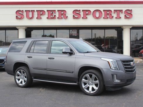 Used 2017 Cadillac Escalade Luxury image 1