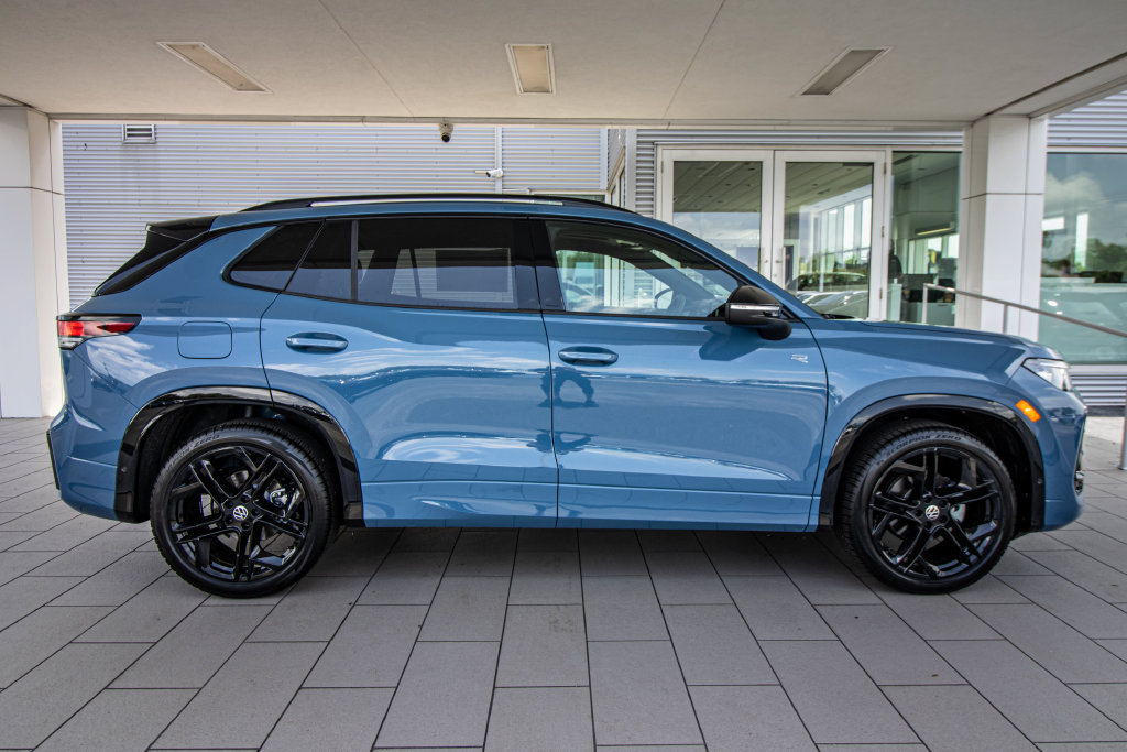 New 2026 Volkswagen Tiguan SE R-Line FWD image 3