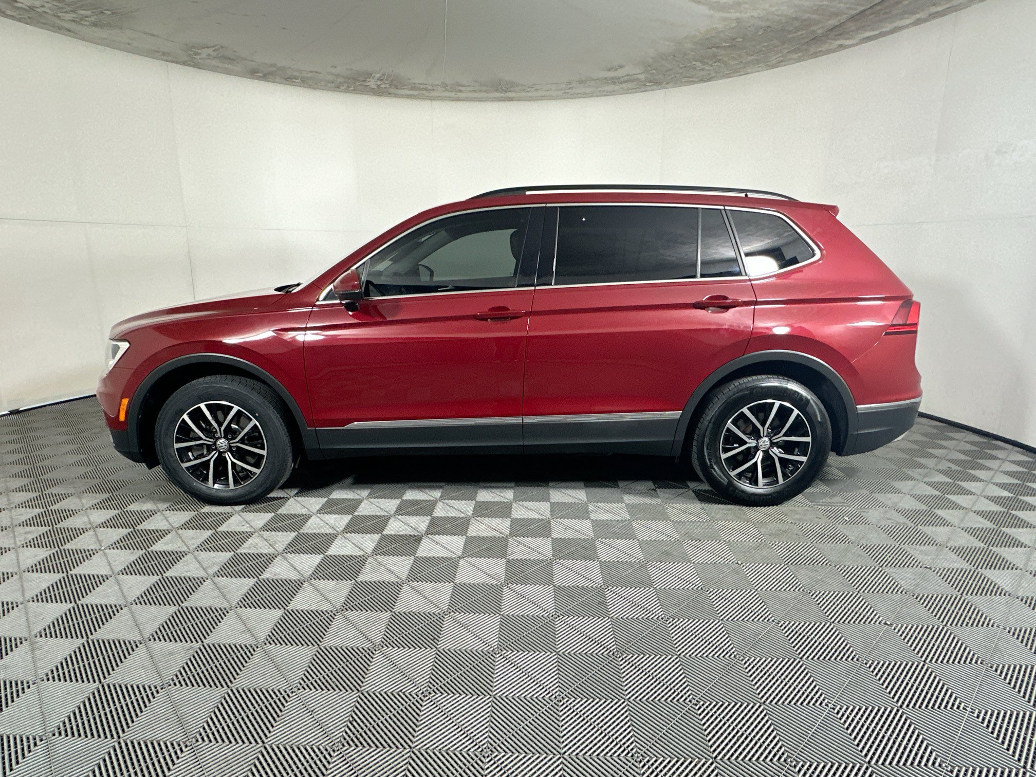 Used 2021 Volkswagen Tiguan SE w/ Panoramic Sunroof Package FWD image 6