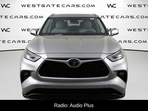 Used 2021 Toyota Highlander XLE FWD image 2