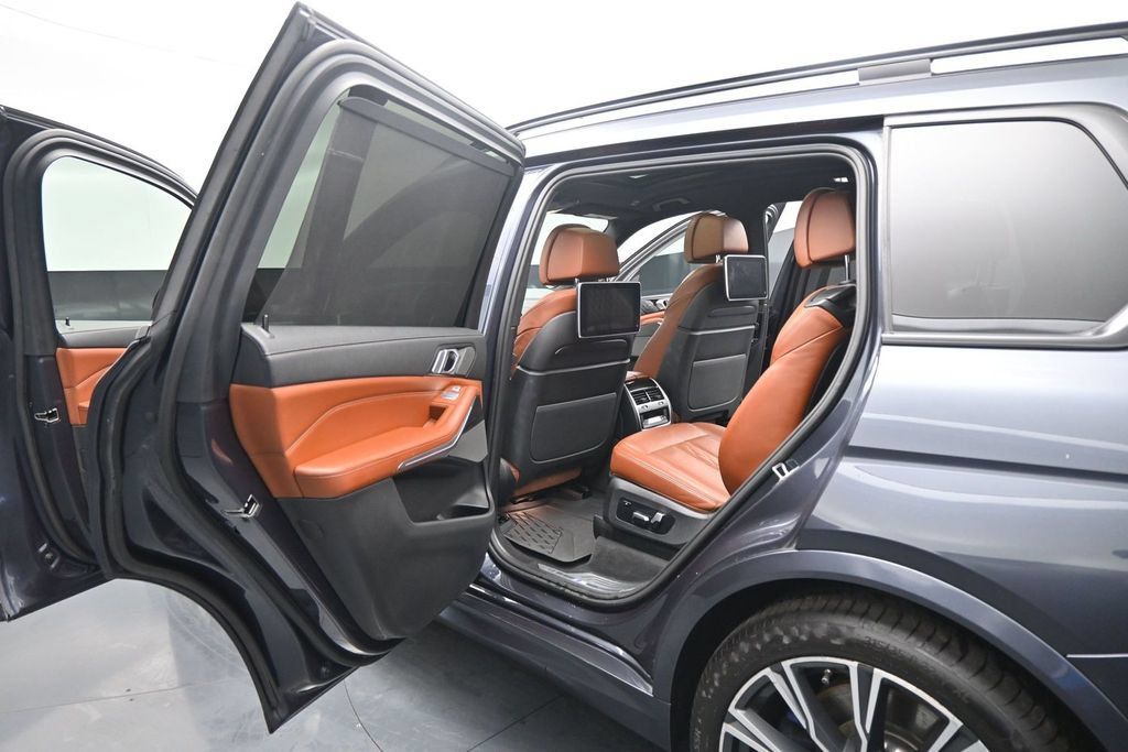 Used 2020 BMW X7 M50i w/ Dynamic Handling Package AWD/4WD image 18