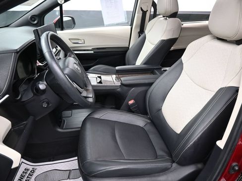 Used 2025 Toyota Sienna Platinum AWD/4WD image 19