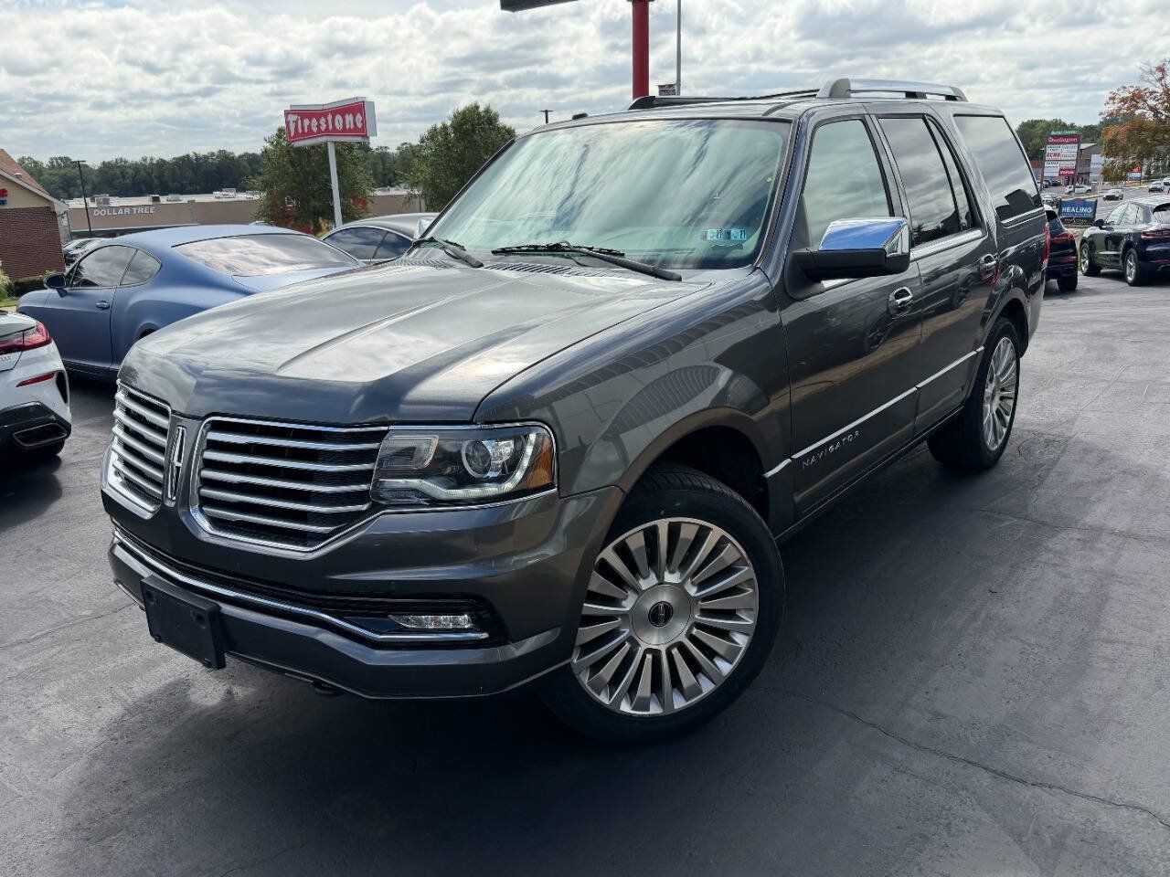 Used 2016 Lincoln Navigator Select RWD image 2