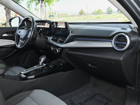 Used 2025 Chevrolet Trax LT w/ LT Convenience Package image 39