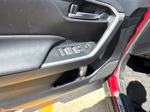 Used 2019 Toyota RAV4 XLE w/ Convenience Package FWD image 29