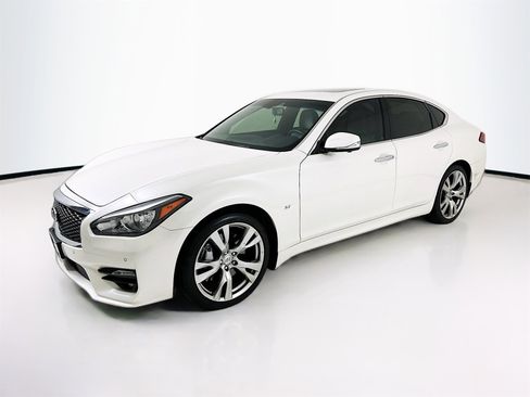 Used 2018 INFINITI Q70 Luxe w/ Sport Package image 3