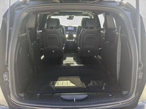Used 2025 Chrysler Pacifica Limited FWD image 6