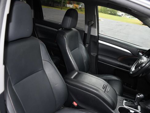 Used 2015 Toyota Highlander XLE image 28