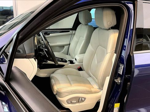 Used 2022 Porsche Macan w/ Premium Package Plus image 9