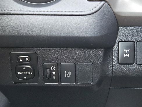 Used 2017 Toyota RAV4 LE image 18