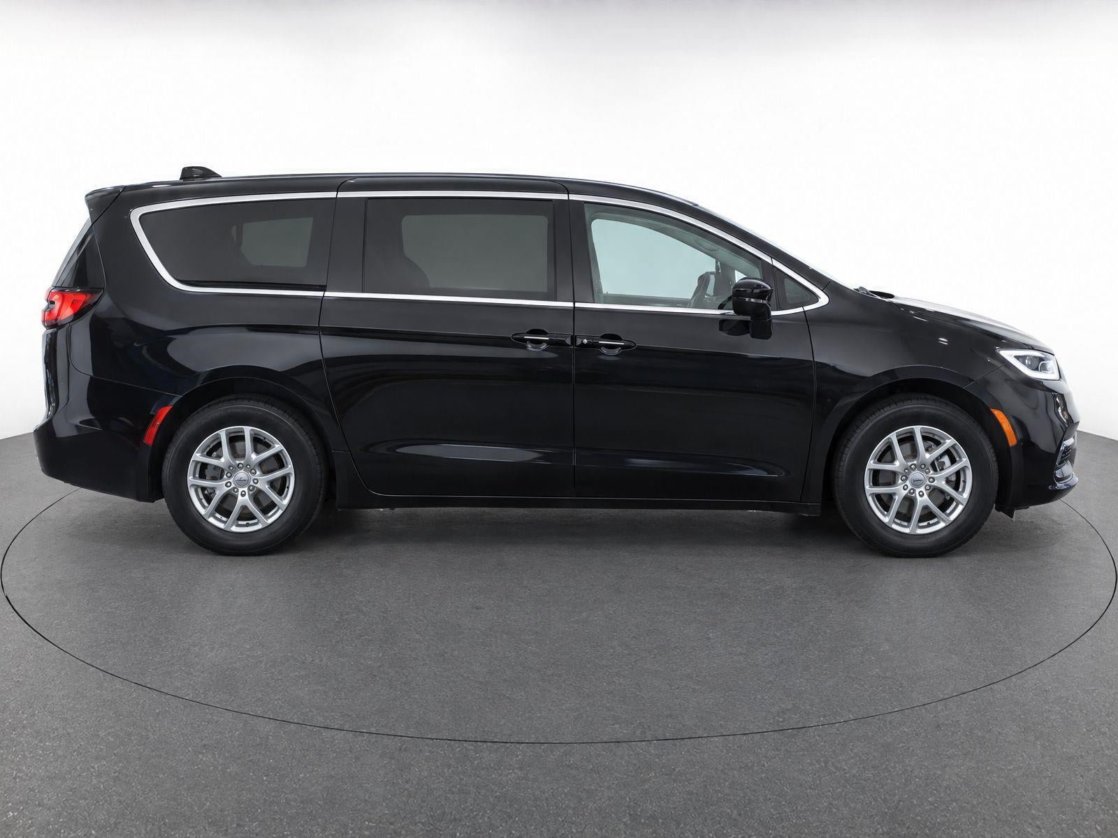 Used 2024 Chrysler Pacifica Touring-L FWD image 4