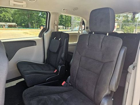 Used 2019 Dodge Grand Caravan SE FWD image 19