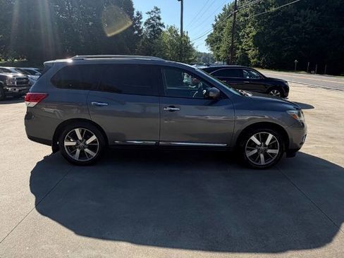 Used 2015 Nissan Pathfinder Platinum w/ Family Entertainment Package FWD image 6