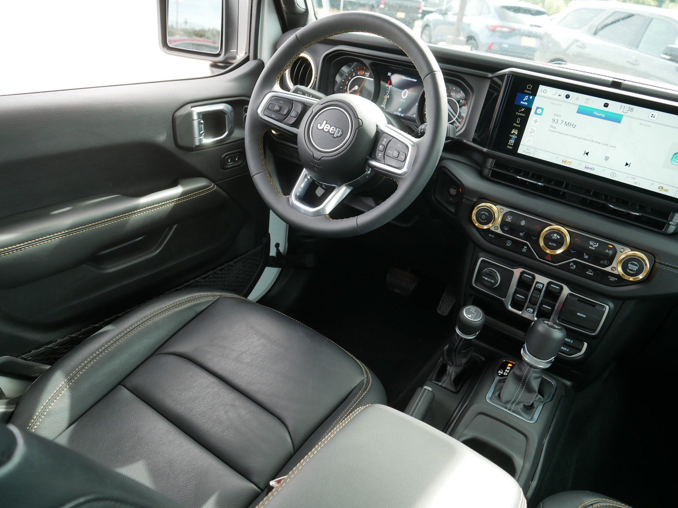 Used 2025 Jeep Wrangler Unlimited Sahara w/ Safety Group AWD/4WD image 9