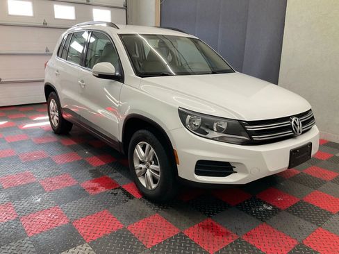 Used 2016 Volkswagen Tiguan S image 2
