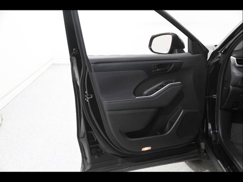 Used 2023 Toyota Highlander LE FWD image 4