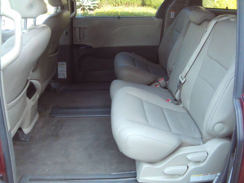 Used 2017 Toyota Sienna XLE w/ XLE Navigation Package FWD image 20