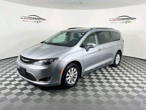 Used 2019 Chrysler Pacifica Touring-L FWD image 4