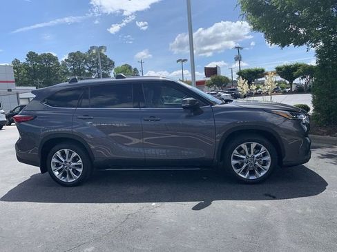 Used 2023 Toyota Highlander Limited AWD/4WD image 9