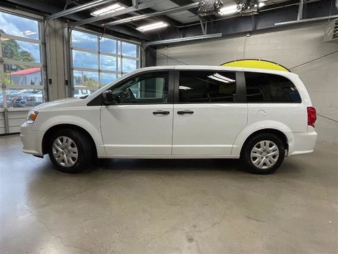 Used 2019 Dodge Grand Caravan SE w/ UConnect Hands-Free Group image 2