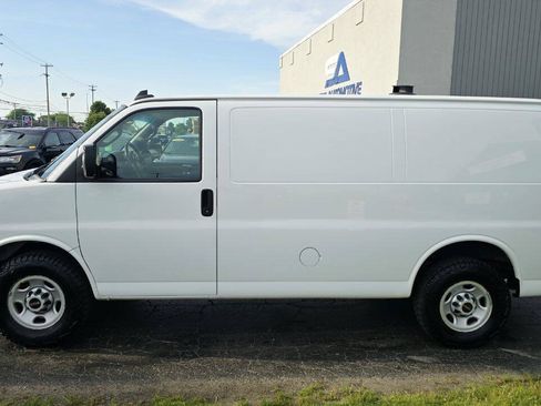 Used 2019 GMC Savana 3500 w/ Driver Convenience Package RWD image 3