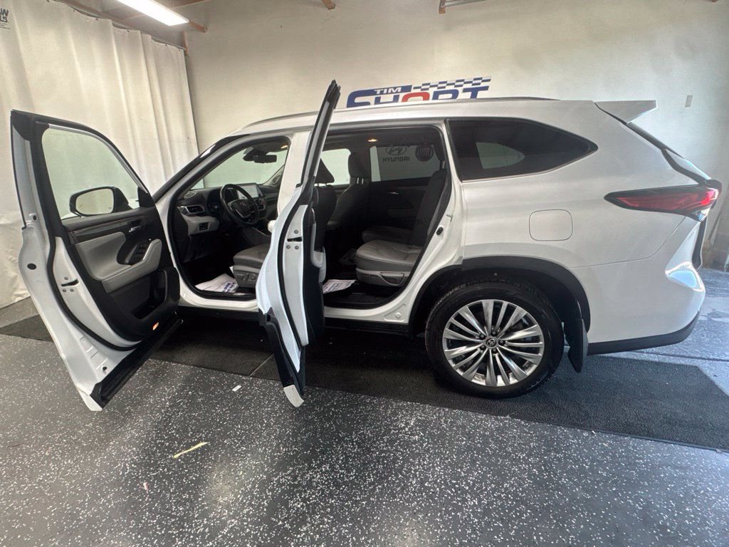 Used 2023 Toyota Highlander Platinum AWD/4WD image 35