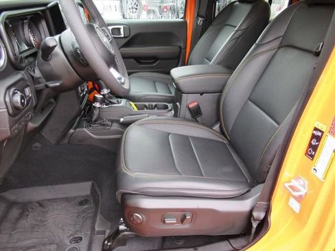 Used 2025 Jeep Wrangler Sahara image 18