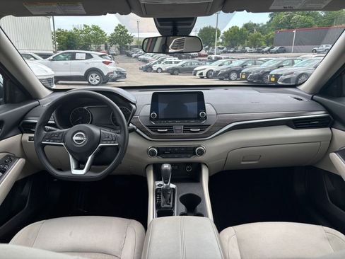 Used 2025 Nissan Altima 2.5 SV FWD image 32