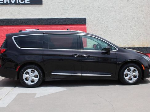 Used 2017 Chrysler Pacifica Touring-L Plus w/ Advanced Safetytec Group image 1