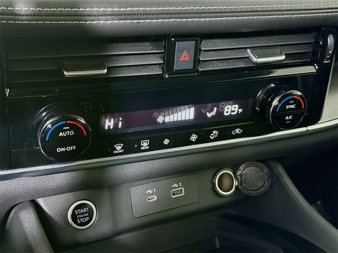 Used 2023 Nissan Rogue SV image 8