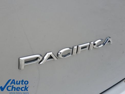 Used 2024 Chrysler Pacifica Touring-L FWD image 8