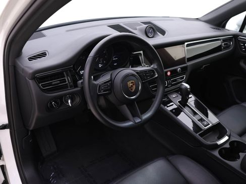 Certified 2024 Porsche Macan image 4