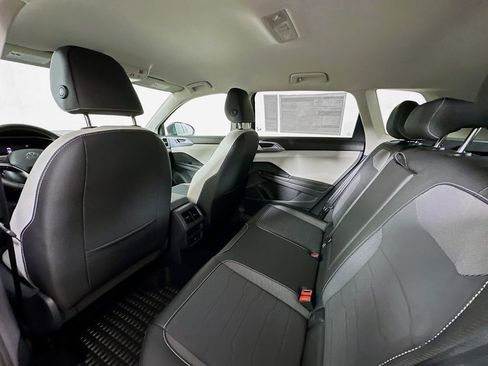 Used 2025 Volkswagen Taos SE FWD image 5