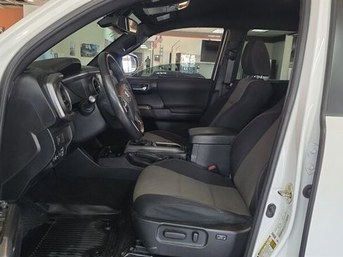Used 2020 Toyota Tacoma TRD Sport w/ Technology Package AWD/4WD image 10