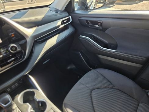 Used 2024 Toyota Highlander LE image 37