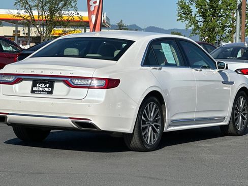 Used 2017 Lincoln Continental Select w/ Technology Package FWD image 4