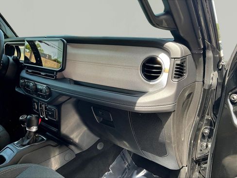Used 2025 Jeep Wrangler Unlimited Sahara AWD/4WD image 26